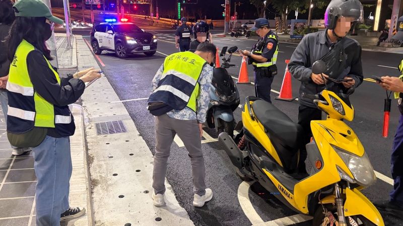 科技執法掃蕩噪音車 新北環警夜襲淡江大橋閉鎖式路檢 37 《圖說》新北環保局持續與警察局跨局處合作執行夜間聯合攔查。〈環保局提供〉