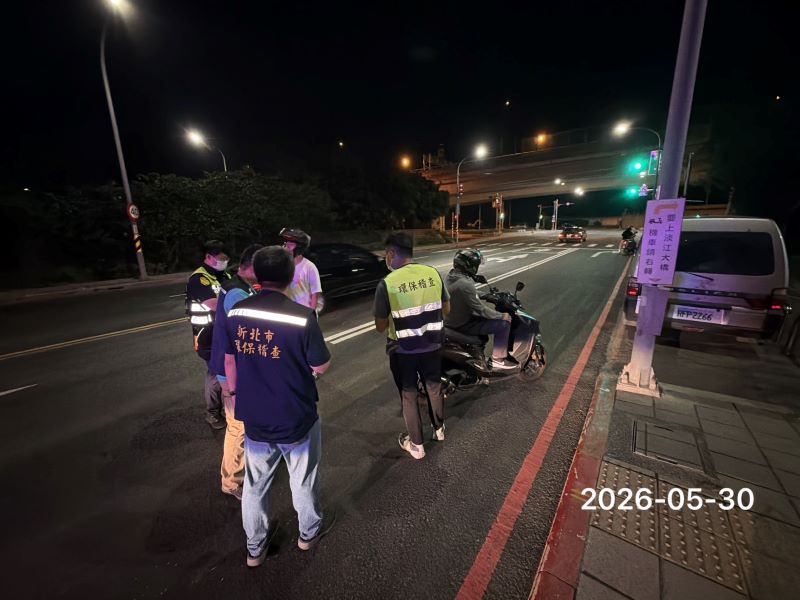 科技執法掃蕩噪音車 新北環警夜襲淡江大橋閉鎖式路檢 38 《圖說》環警針對剛通車的淡江大橋加強噪音車掃蕩。〈環保局提供〉