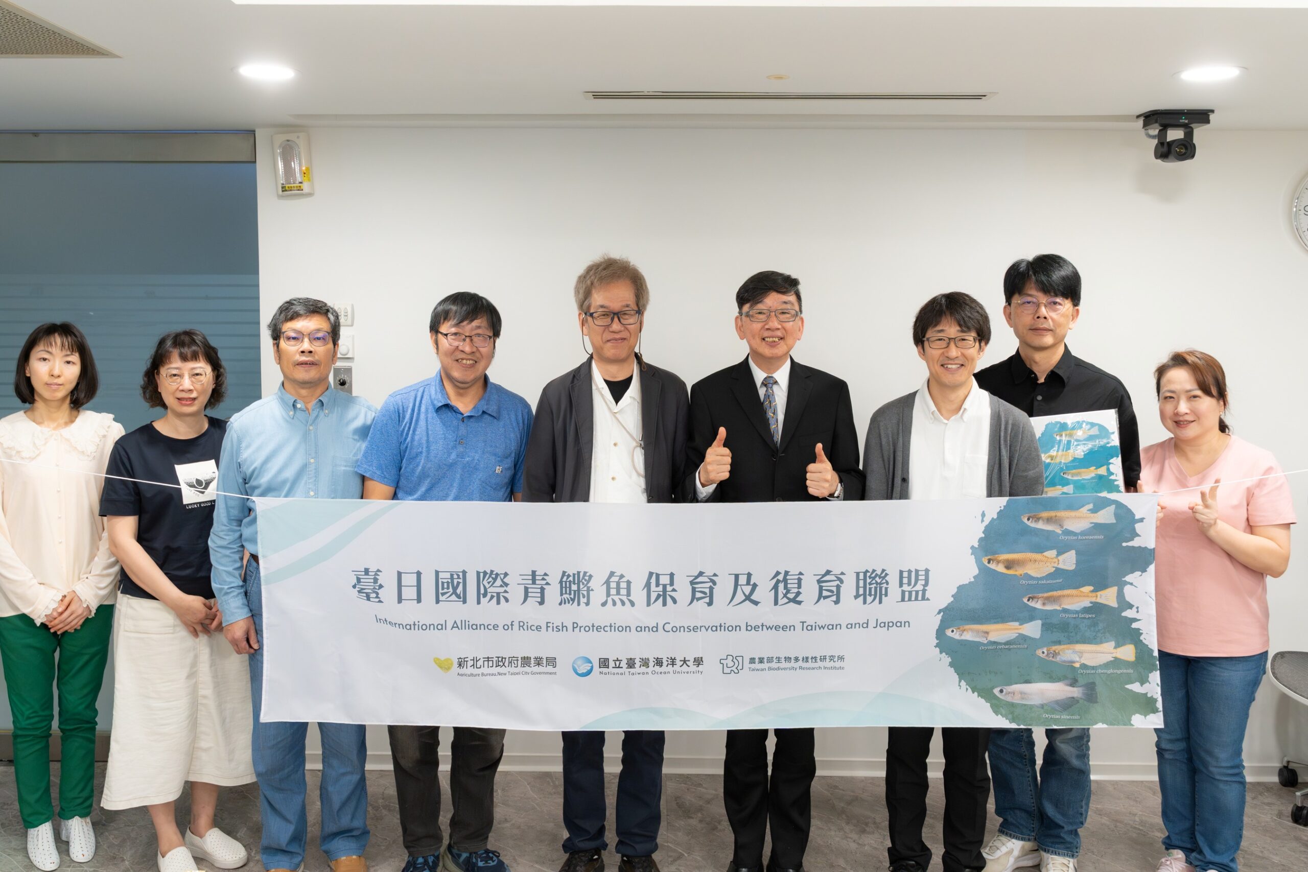 守護北勢溪珍稀魚種 新北結盟臺日學界推動噶瑪蘭青鱂復育 47 《圖說》新北市農業局長諶錫輝〈右四〉國立臺灣海洋大學教授陳義雄及日本來臺學者合影,右一林務科長殷書韻。〈農業局提供〉