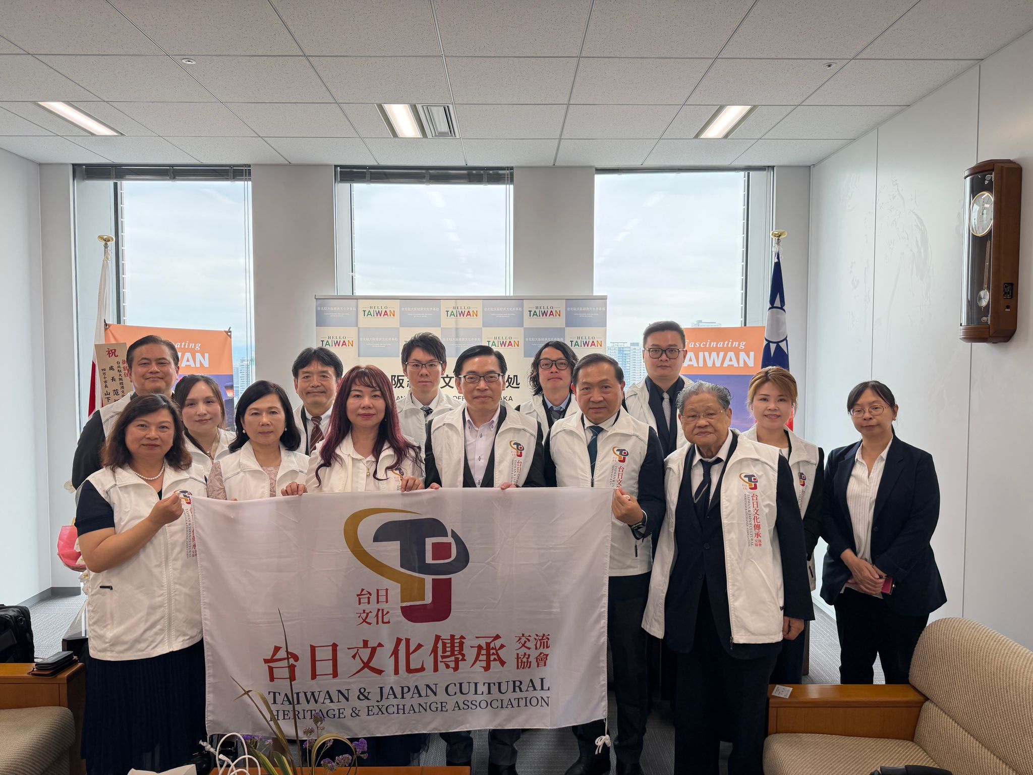 台日文化傳承交流協會拜會駐大阪代表處 推動臺灣文化暨華語教育 50 line oa chat 260531 221215