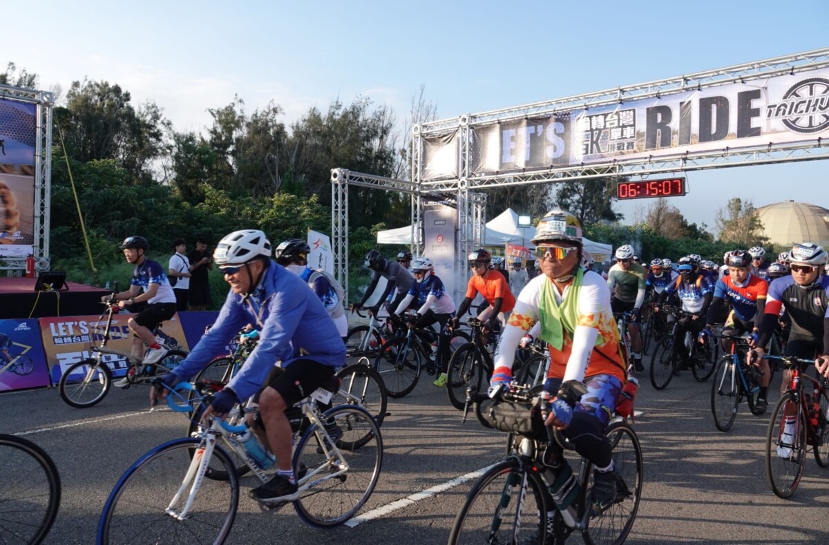 ▲近3000名車友齊聚風車大道，晨光中破風前行。(圖/記者顏淑娟翻攝)