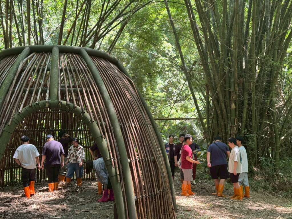 ▲大葉大學學生在社區自由觀察。(圖/記者林明佑翻攝)