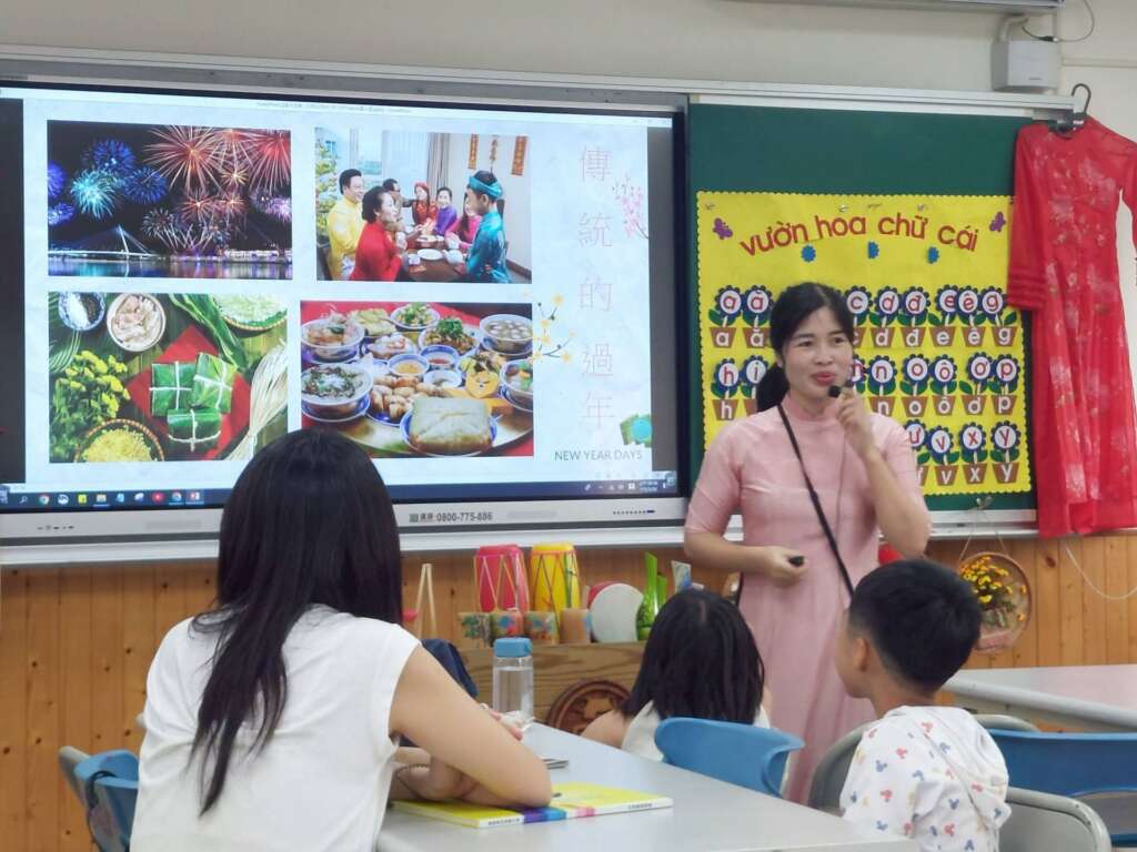 ▲文祥國小昨日辦理首場「母語親子共學活動」,邀請來自越南的阮氏勸老師蒞校授課,帶領家長與孩子一同認識越南豐富的人文風貌。(圖/文祥國小提供)