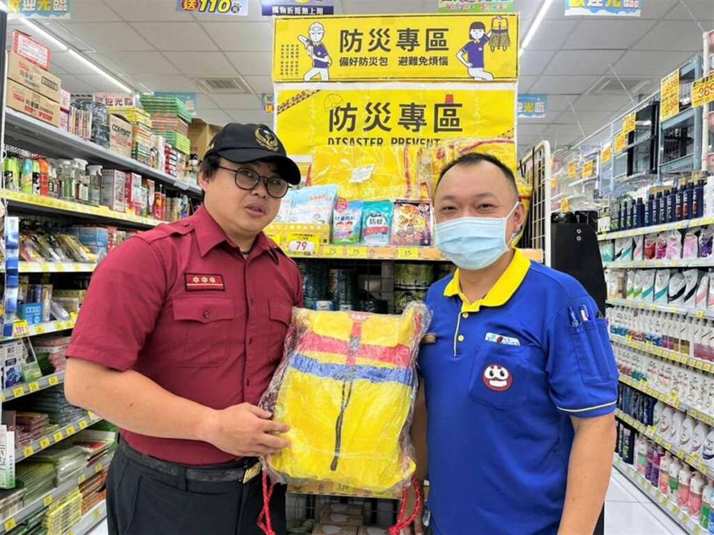 ▲彰化縣消防局走訪在地業者，彰化地區共計11間實體門市，自115 年6月1日起至8月31日期間設置「防災專區」助民眾備戰防颱。（圖／彰化縣消防局提供）