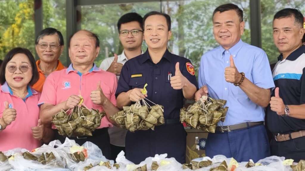 ▲溪湖警分局與警察志工協進會於29日上午在溪湖分局中庭舉辦「包粽慰勞員警及關懷獨居老人活動」,以實際行動傳遞節慶溫暖與社會關懷。(圖/記者林明佑翻攝)