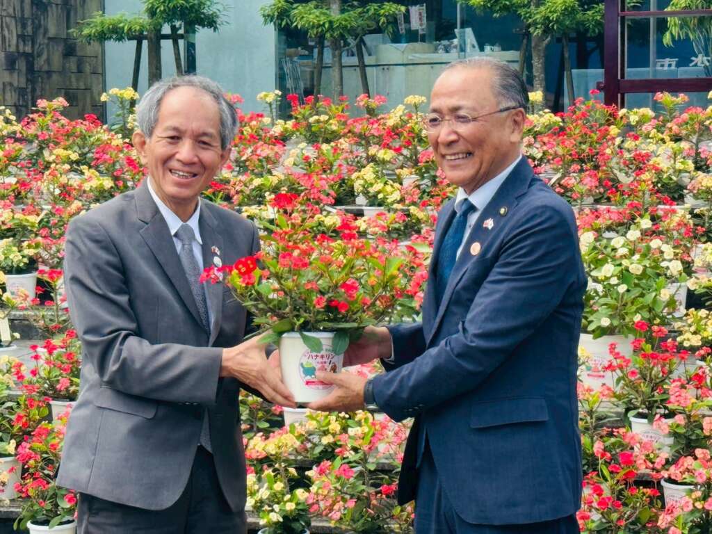 ▲埔里鎮與日本出水市締結姊妹市九週年,捐贈麒麟花見證台日友誼長存。