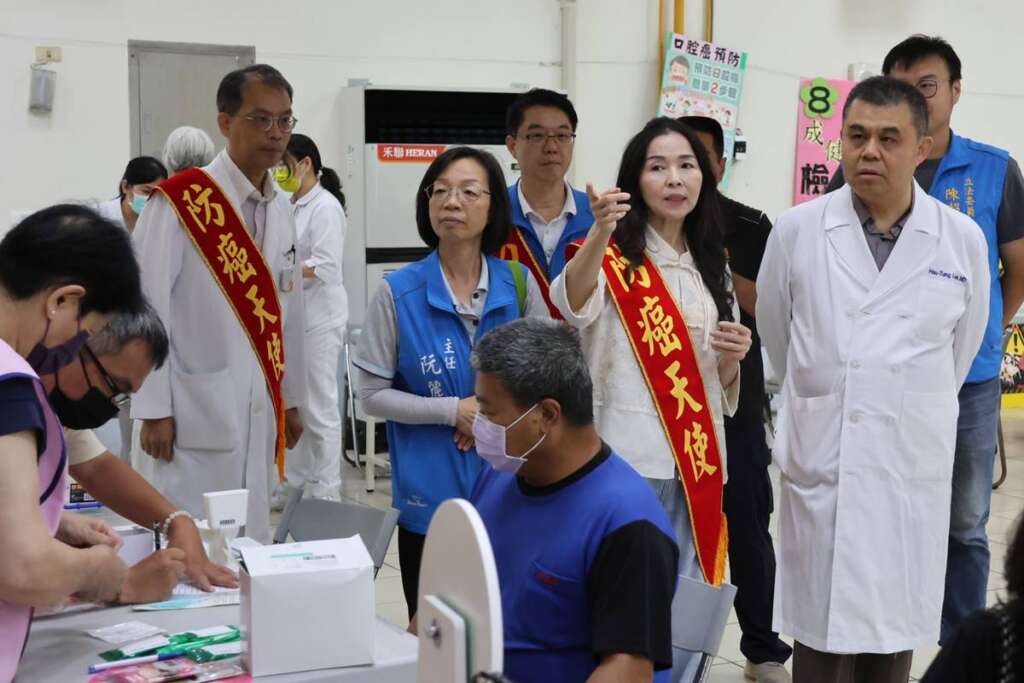 ▲縣長夫人關心民眾健康篩檢情況。