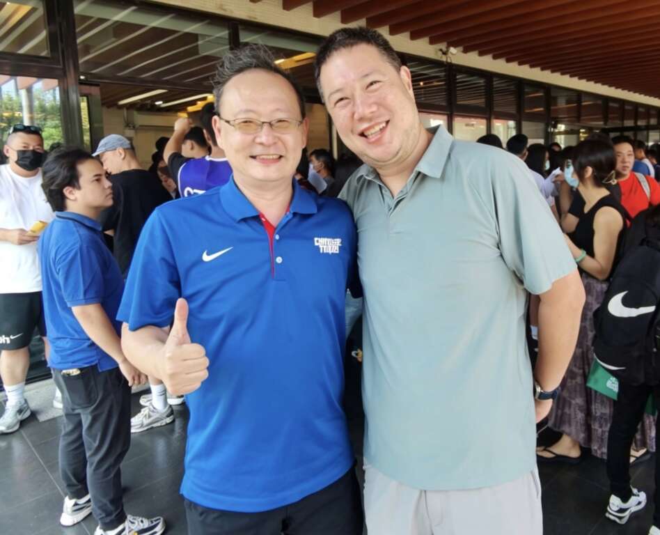 辜家第四代的辜公怡(右),今天開心接下籃協龍頭。 (會員提供)