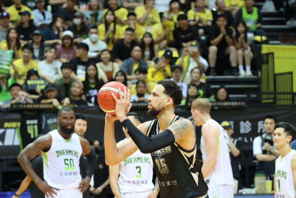 奧帝罰球圓滿，搶下關鍵兩勝。 (蔡小明攝影)