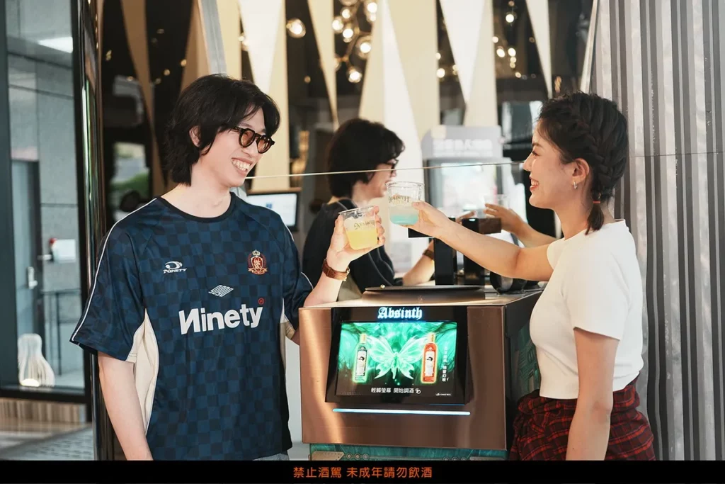 入住趣淘漫旅台北「Couch Friends Stay」專案,即可於大廳體驗AI智能調酒體驗。圖:凱撒趣淘漫旅台北提供