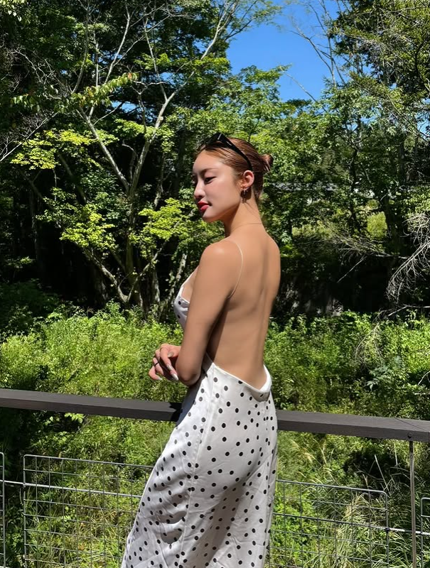 女星王林是習慣裸體待在家的「裸體派」。（圖／翻攝王林IG）