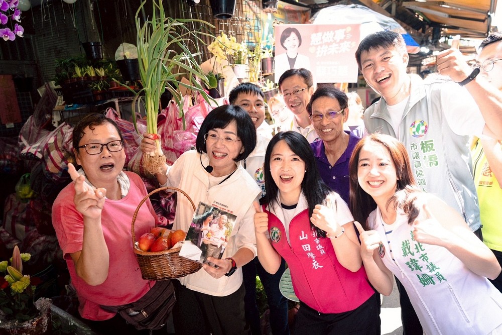 率議員前進板橋朝陽市場掃街　蘇巧慧：與團隊帶領新北走向更好 249