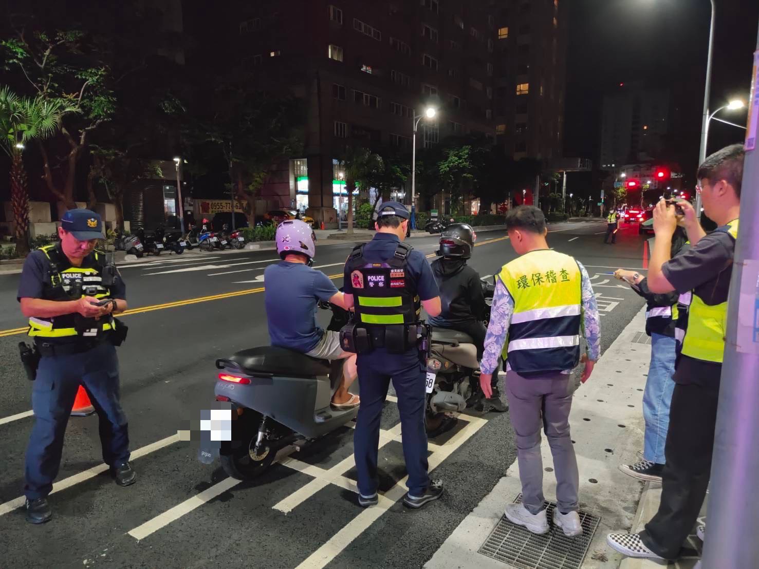 新北環警聯合深夜出擊！(圖／記者李健興 翻攝）