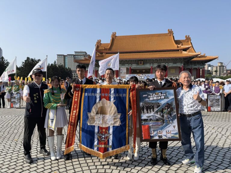 第九屆全國高級中等學校儀隊決賽，由冠軍港明高中奪冠，國防部長顧立雄親自頒發冠軍榮譽。(圖/司徒 攝）