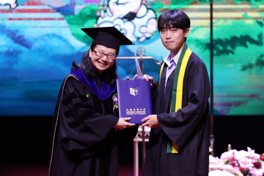 ▲文藻外語大學舉辦畢業典禮，莊慧玲校長(左)頒發畢業證書予畢業生。