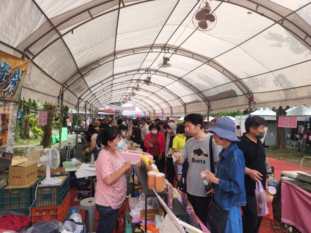 ▲「夏祭新鮮市-2026高雄鳳荔季」圓滿落幕,兩天吸引超過1.2萬人次參與,民眾齊聚大樹品嚐鳳梨與玉荷包,感受最具果香魅力的夏日盛典。