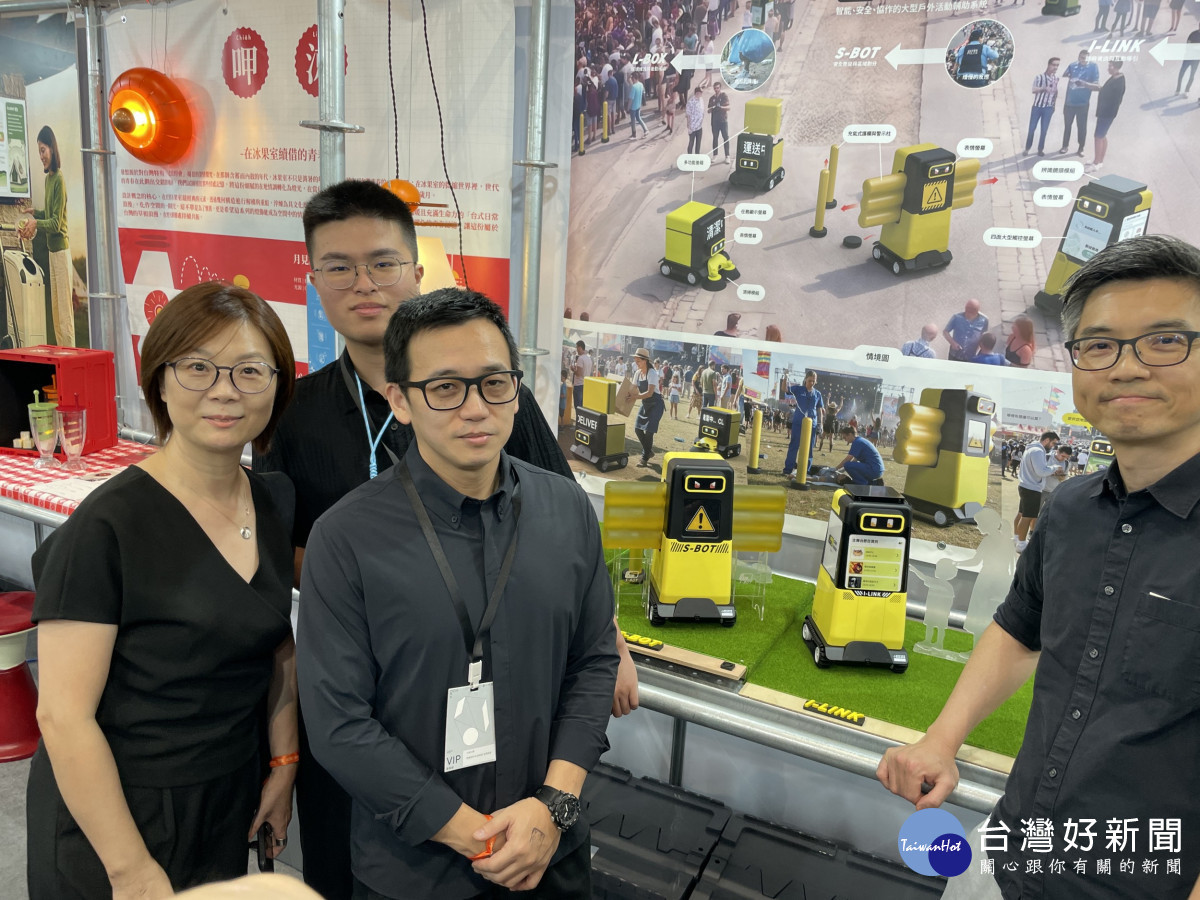 中華汽車造型部代表參觀中原商設系產設組學生畢業作品，並與師生交流實務應用方向。（左起中華汽車色彩部經理洪嘉祺、學生麥毅凡、指導老師施昌甫、中華汽車造型部部長邱顯益）