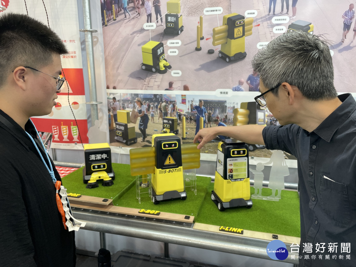 中華汽車造型部部長邱顯益(右)參觀中原商設系產設組學生畢業作品「CUBE-SQUAD」,交流設計理念與實務應用方向。