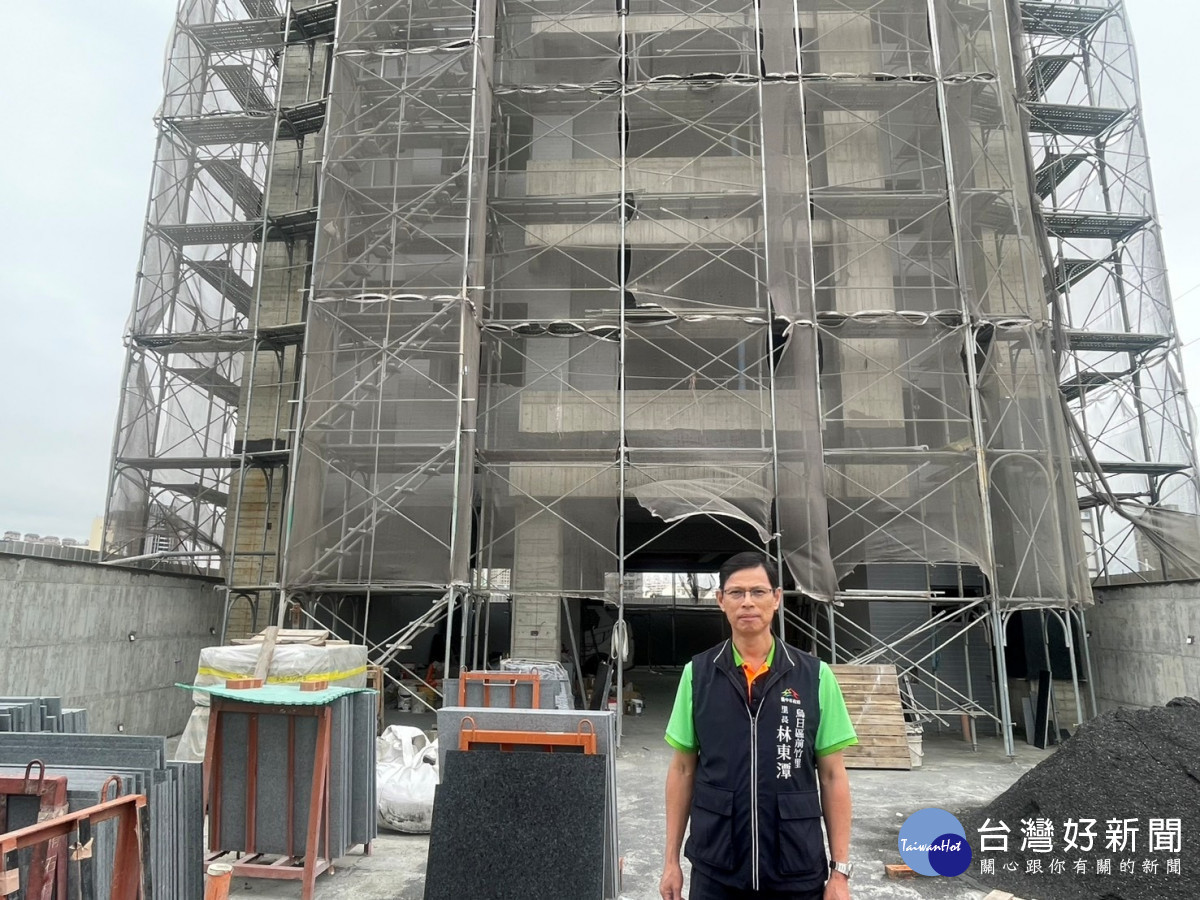 里長林東潭到安置戶巡視新建房屋情形