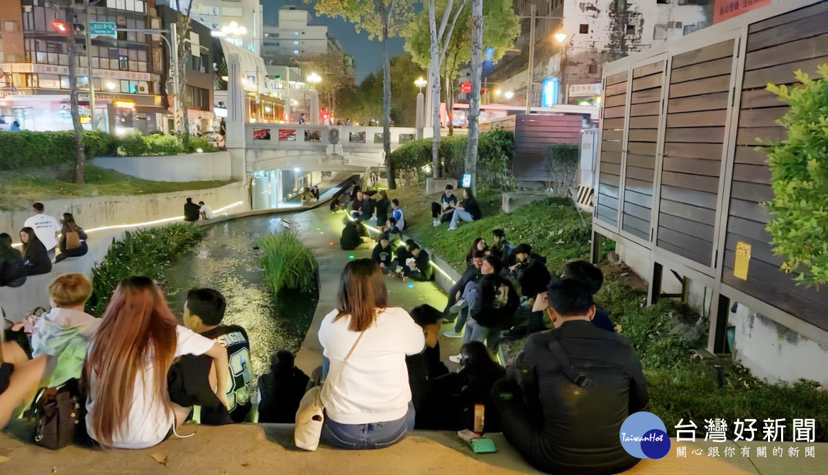 綠川水岸夜間人潮聚集，民眾沿岸休憩、散步及交流互動熱絡