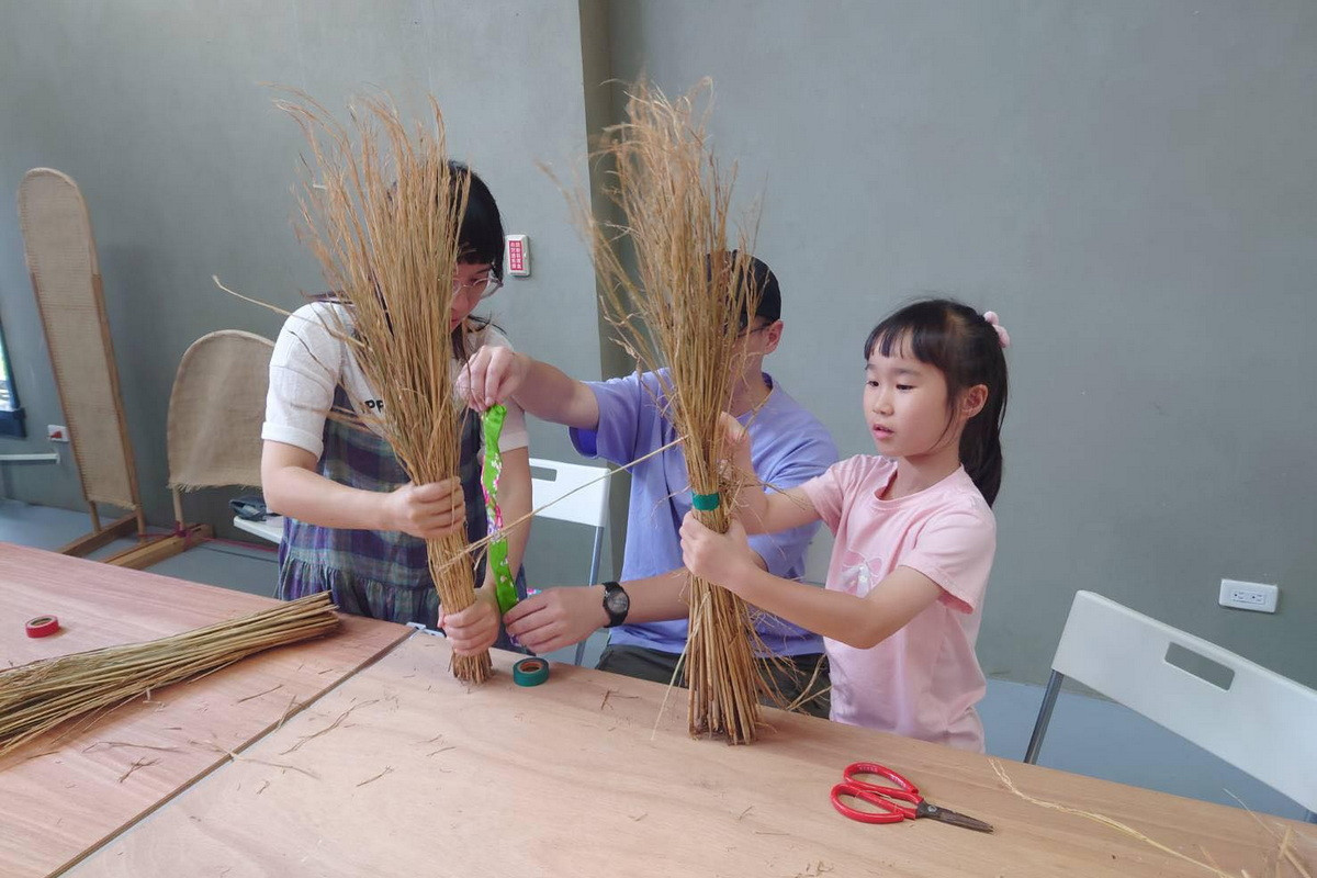 小朋友透過草編工藝體驗，在手作體驗中認識客家傳統工藝。<br /><br /> 