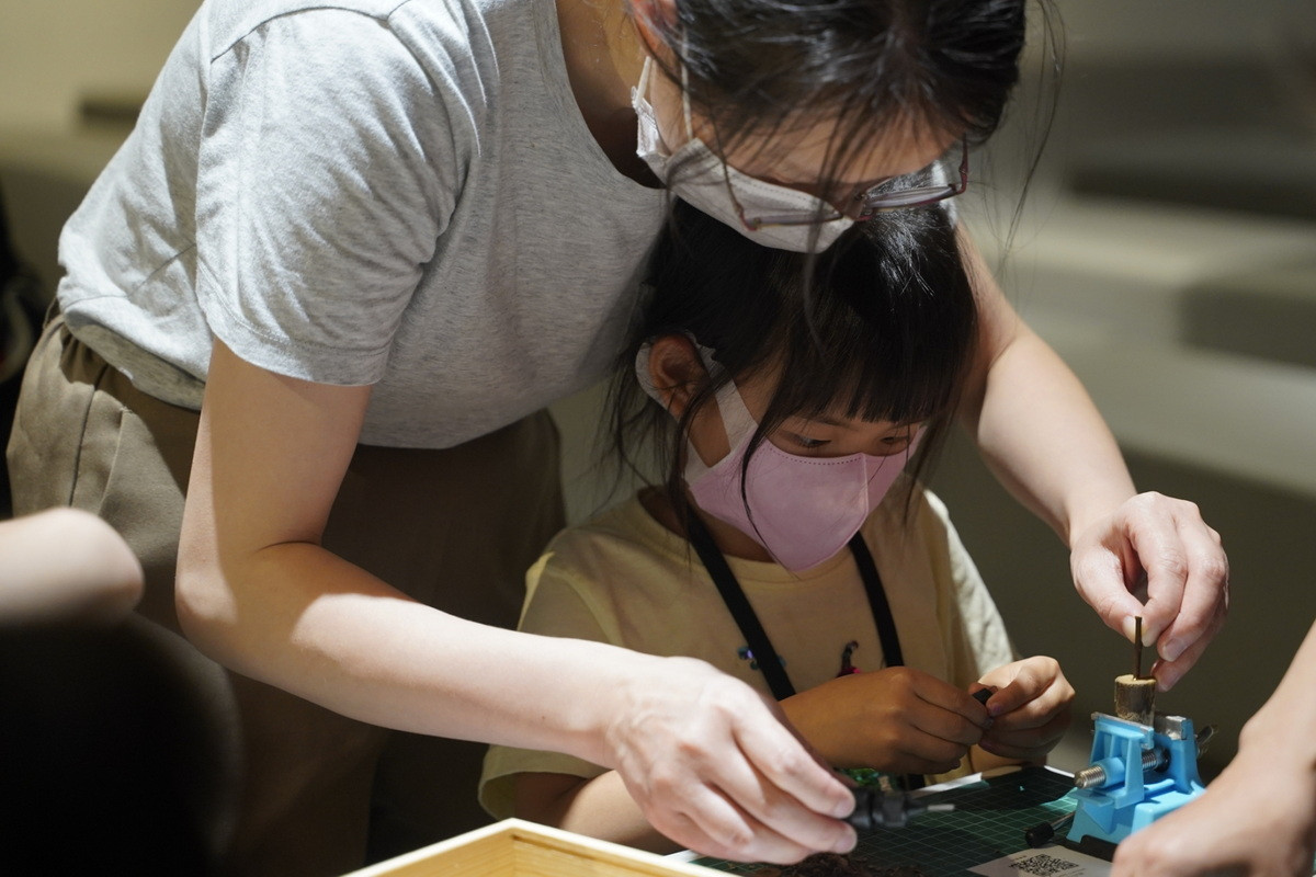 親子一同參與手作課程，在互動過程中感受客庄生活樂趣。