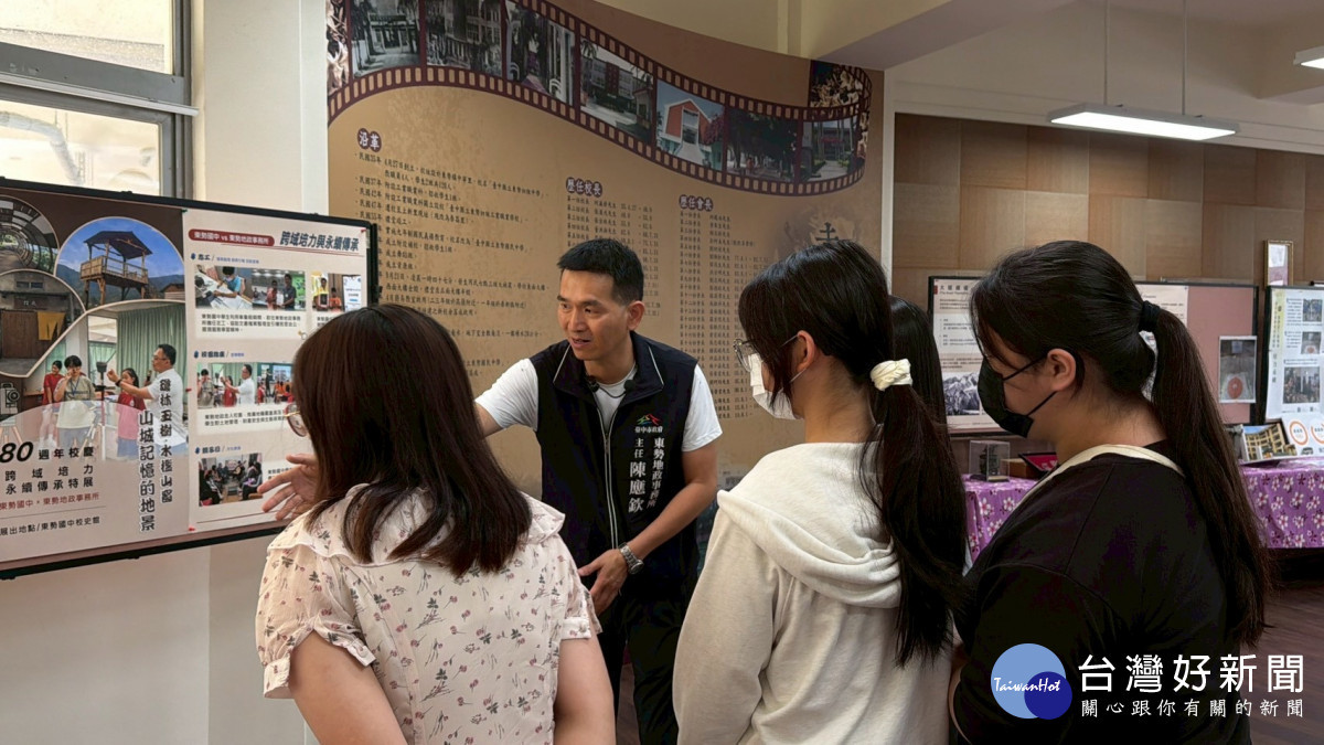 陳應欽主任向東勢國中學生展場解說
