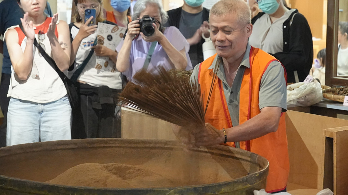 嘉義市政府文化局昨(31)日在嘉義市立博物館大廳舉辦「香花綻.溫蕉厝香傳:內安雲霄剖香腳古藝展演活動」/嘉義市府提供