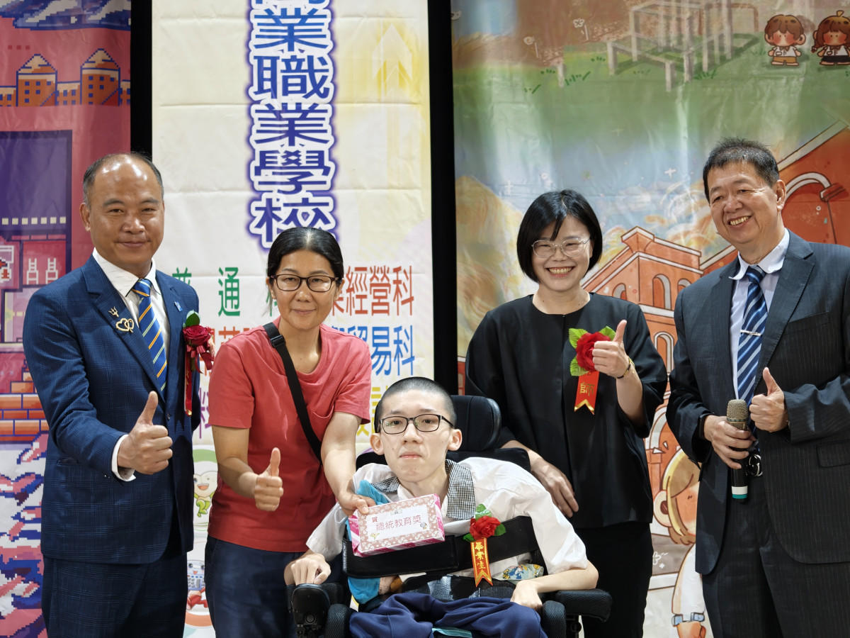 國立嘉義高商應屆畢業生郭健安（中）榮獲總統教育獎肯定，校長孫忠義（右一）與家長會長黃俊文（左一）頒獎表揚他身處逆境，仍不放棄努力／嘉商提供