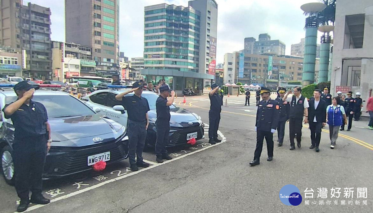 張善政市長校閱24輛巡邏車及40輛高性能巡邏機車。