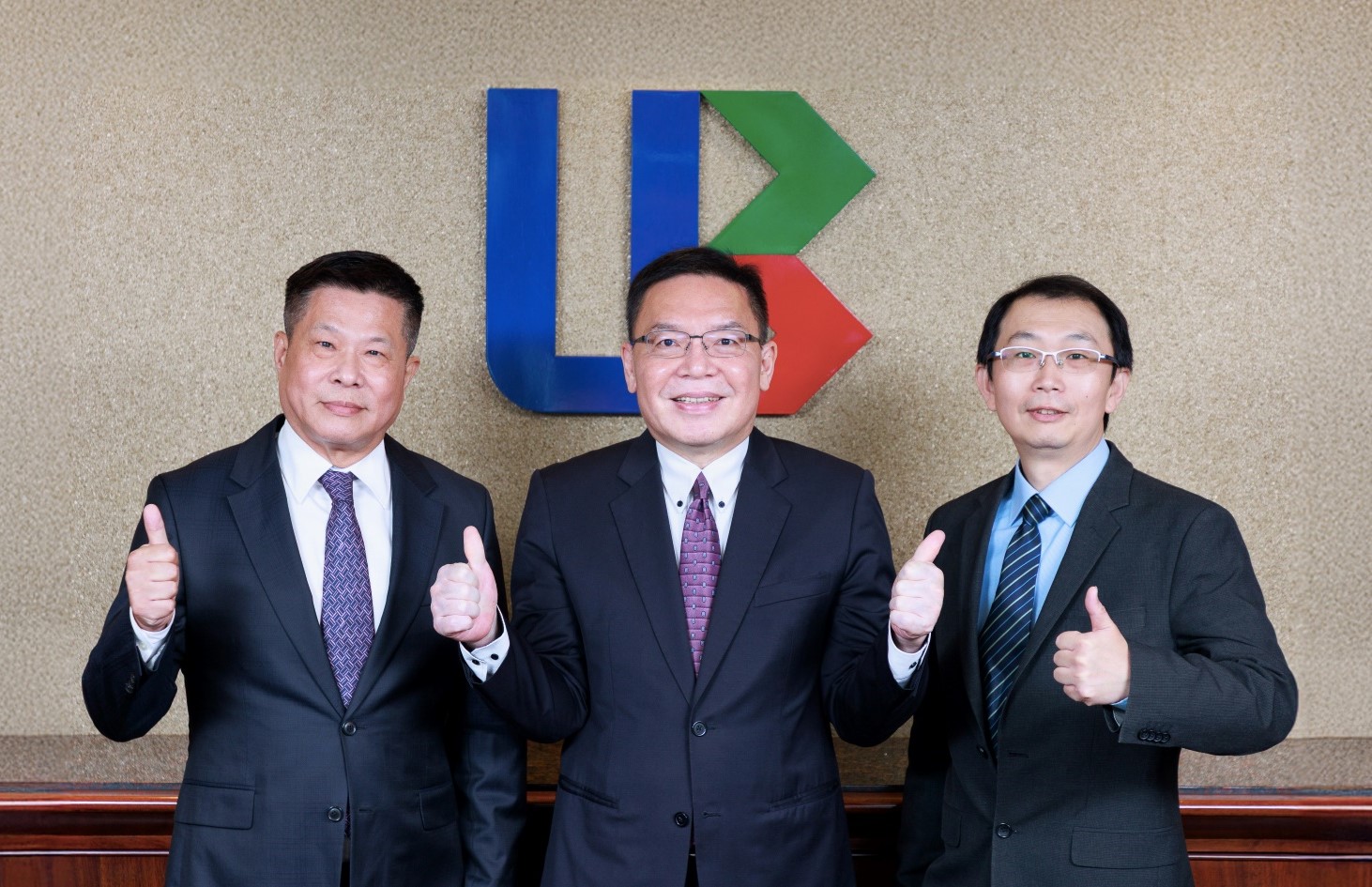 ◤ 聯邦銀行攜手 IBM 與宏燁資訊啟動核心現代化工程，以 IBM Power11 與 Red Hat OCP 建構雲原生中台，透過讀寫分離、CI/CD 與智慧維運架構，逐步拆解大型主機負擔，為嵌入式金融與下一階段數位創新奠定基礎。
