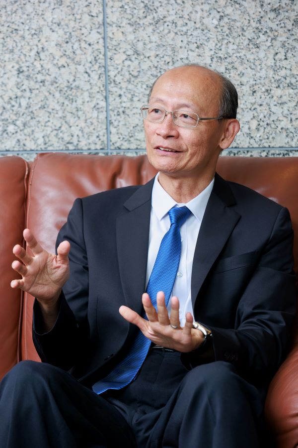 ◤ 聯邦銀行資訊部經理許張傑說明，核心現代化的關鍵，在於建立「開發一次、各通路共用」的架構能力，加速新服務開發與數位創新落地。