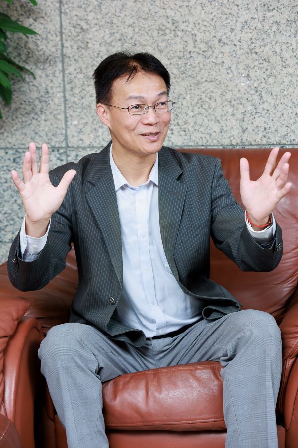 ◤ 宏燁資訊雲原生資訊服務事業群業務三處處長何孝得指出，透過 CI/CD 與 AI Coding 實務導入，可協助開發流程標準化，進一步縮短開發與交付週期。