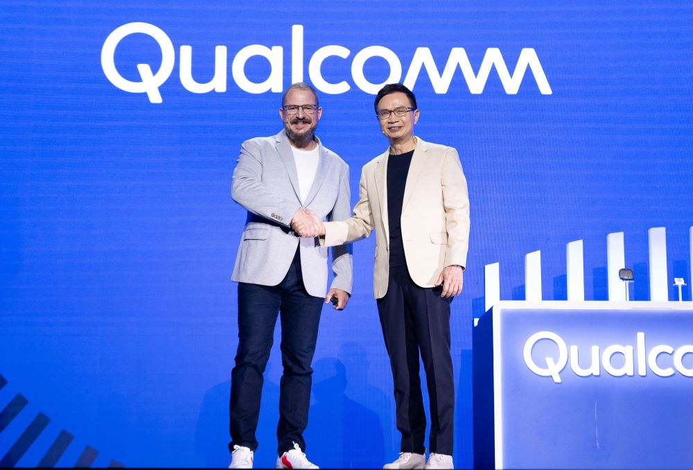 COMPUTEX匯聚頂尖企業領袖分享產業洞察與趨勢，以高通總裁暨執行長Cristiano R. Amon主題演講揭開序幕。左為高通總裁暨執行長Cristiano R. Amon、右為外貿協會董事長黃志芳。