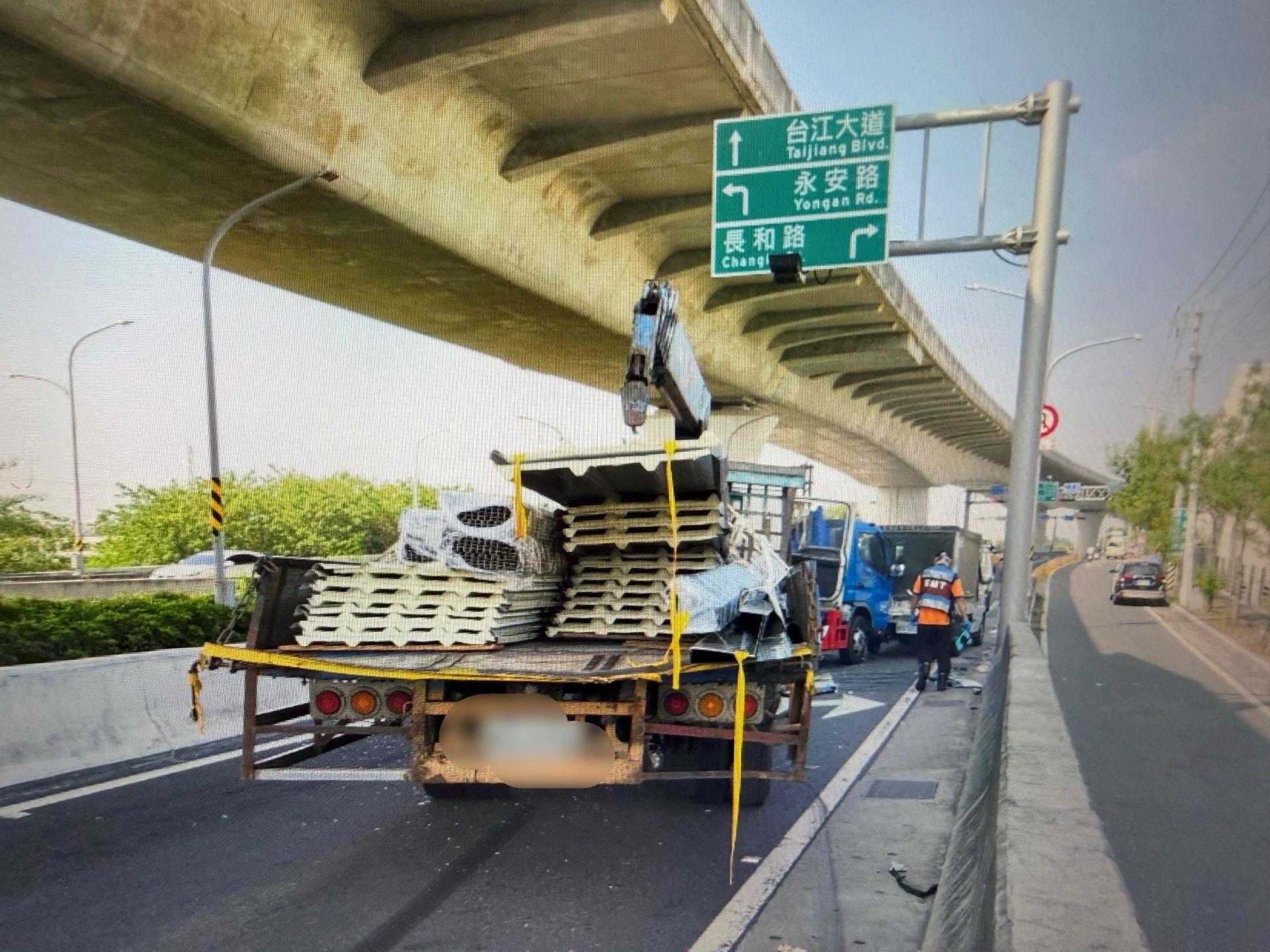 台南北外環6車連環撞!大貨車煞不住釀禍 2人送醫