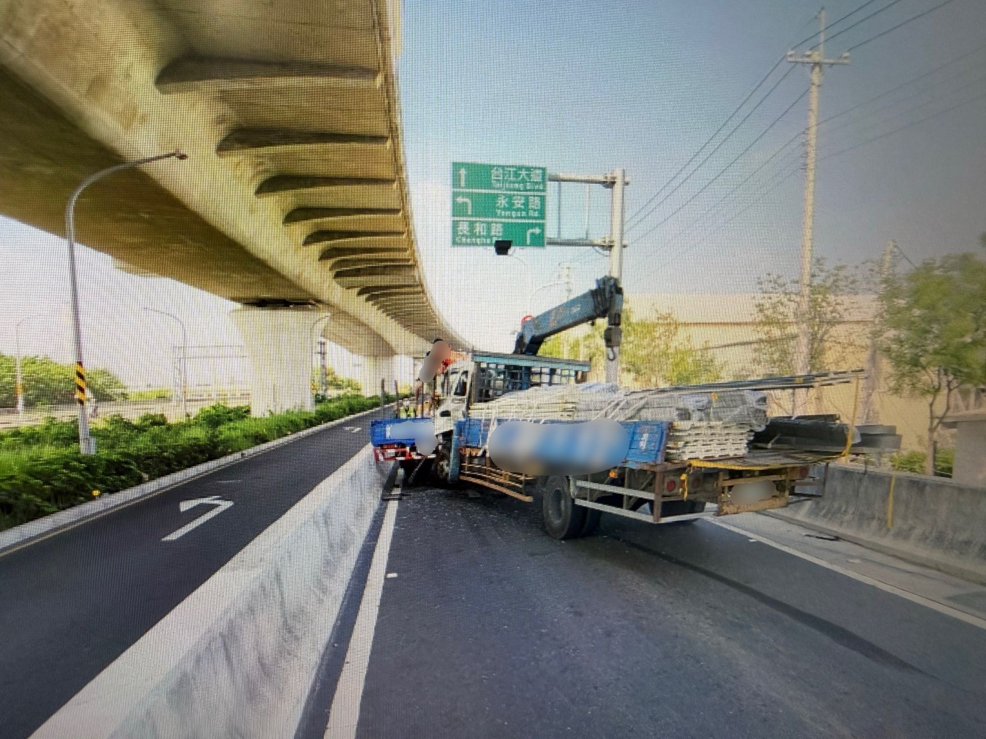 台南北外環6車連環撞!大貨車煞不住釀禍 2人送醫