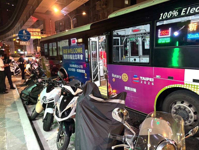 中和公車失控擦撞7部停放機車 幸無人員傷亡 42 《圖說》中和區景平路昨晚間公車擦撞路旁擦撞7部停放機車交通事故現場。〈中和分局提供〉