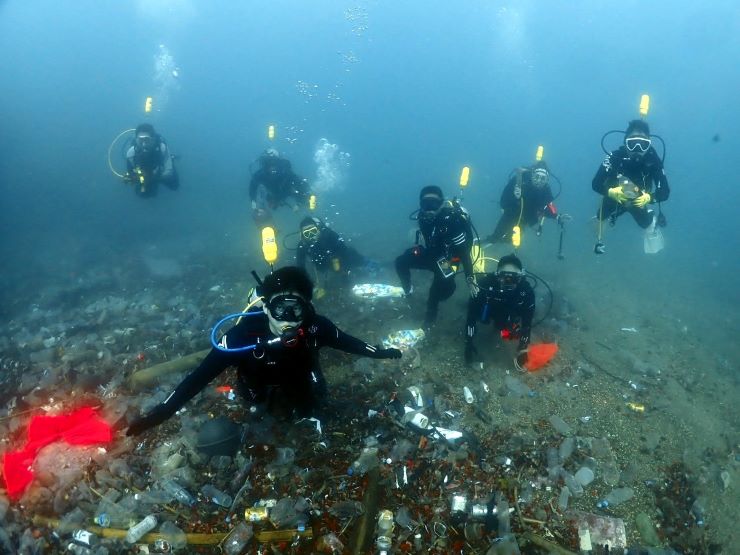 新北打造海陸守護網有成 海洋環境管理連2年全國特優 55 《圖說》淨海合作社提供裝備予潛海戰將進行淨海活動。〈環保局提供〉