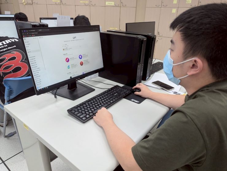 善用入伍等待期 新北推5班役前職訓助培養專長 49 《圖說》新北役前職訓課程之AI數位應用。〈民政局提供〉