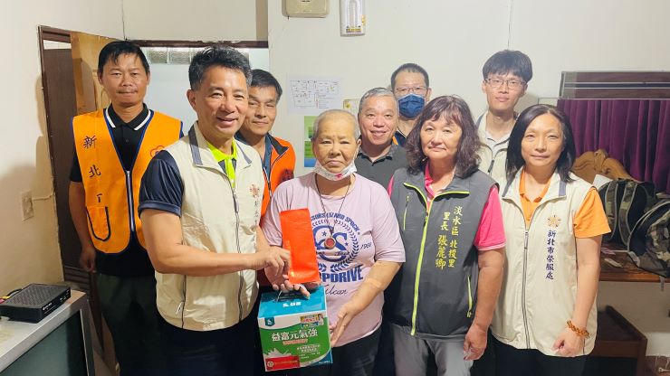 《圖說》新北市榮服處長陳立中(前排左1)偕同退軍社團及里長端午節前慰問受災榮眷。〈新北榮服處提供〉