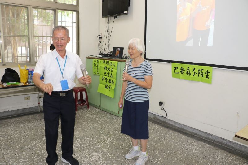 全台近8萬人受巴金森症所苦 李瑞娟成立協會助病友走出陰霾 17 《圖說》小雷夫婦分享,小雷說載太太出門,催油門時右手不由自主地顫動,以致機車忽快忽慢,經檢查後才得知罹患典型巴金森氏症。〈社會局提供〉