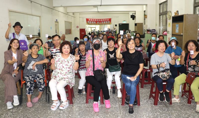 全台近8萬人受巴金森症所苦 李瑞娟成立協會助病友走出陰霾 18 《圖說》參加講座的民眾手持「巴金勇敢卡」,以示支持巴友。〈社會局提供〉