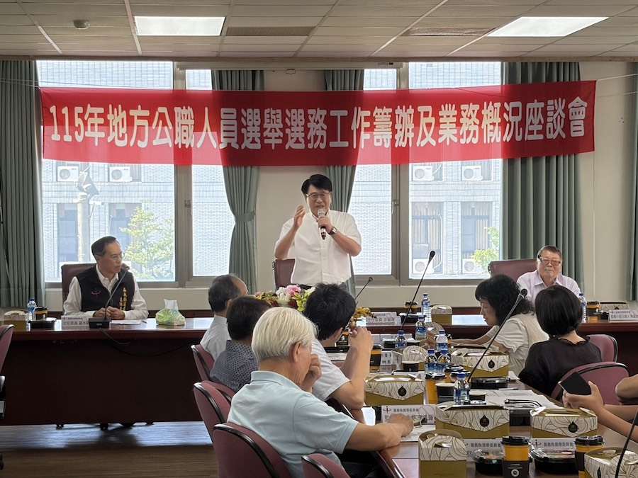 游盈隆率同一級主管到嘉義縣選委會察縣表示，要克服困難，讓這個（五合一）選舉能圓滿成功。（圖/記者黃采琳攝）