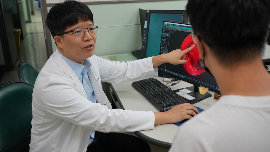 耳鼻喉科廖峻毅醫師提醒,若有長期鼻塞、黃綠色膿鼻涕、嗅覺異常及頭痛等症狀達數個月的患者,應提高警覺及早接受專業檢查,以免延誤治療。(圖/嘉基提供)