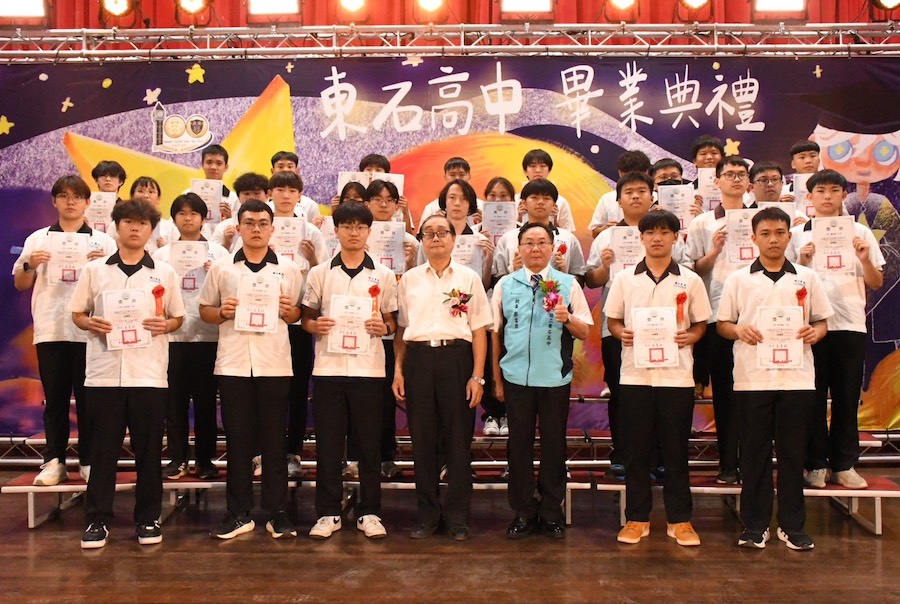 創校百年的國立東石高中舉行第58屆畢業典禮。（圖/東石高中提供）