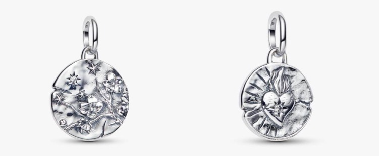 由左至右）Pandora-Talisman春櫻綻放勳章吊飾NT1580、火焰之心勳章吊飾NT1480