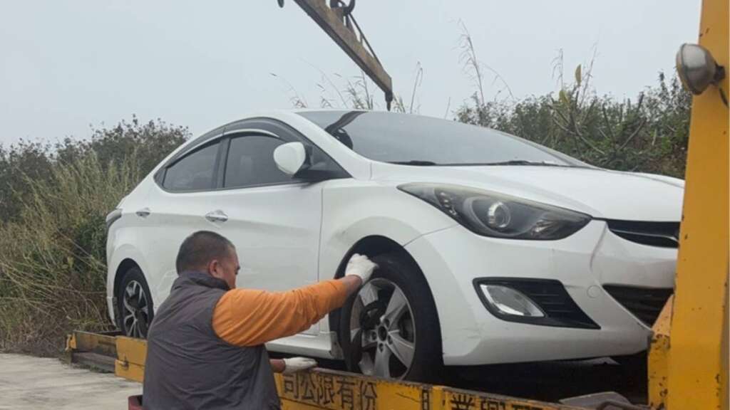 ▲查封車輛後由拖吊業者移置花壇保管場。(圖/行政執行署彰化分署提供)
