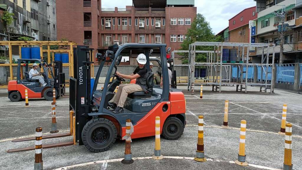 ▲新北役前職訓今日起開放報名,課程緊扣產業脈動與就業市場需求,特別規劃AI數位應用、餐飲技術及機械操作三大領域共5類免費職訓專班、140個名額。