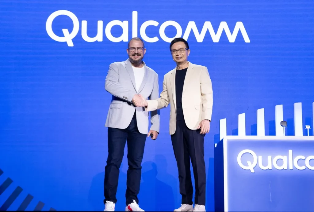 COMPUTEX匯聚頂尖企業領袖分享產業洞察與趨勢,以高通總裁暨執行長Cristiano R. Amon主題演講揭開序幕。左為高通總裁暨執行長Cristiano R. Amon、右為外貿協會董事長黃志芳。