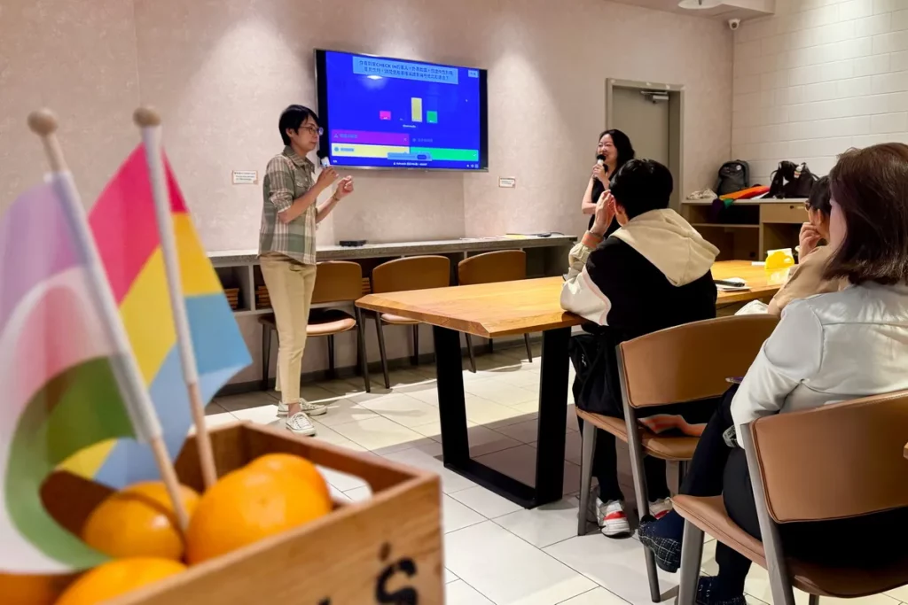 「台灣同志諮詢熱線協會」為桔子商旅全體員工進行LGBTQ+友善服務培訓,涵蓋應對語言、空間調整與多元身分認識,讓友善成為服務的日常。(圖/福泰飯店集團提供)